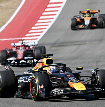 Četrkārtējais F-1 čempions Makss Verstapens ar savu "Red Bull" bolīdu pēdējos četros posmos ir spējis atspēlēt 64 punktu deficītu kopvērtējumā. Tiesa, piecus etapus līdz sezonas beigām viņš no austrālieša Oskara Piastri kopvērtējumā joprojām atpaliek par 40 punktiem.