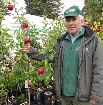 Stādaudzētavas "Pīlādži" saimnieks Jānis Zilvers ar vēlo ziemas ābelīti ‘Imant’. Stādaudzētavas "Pīlādži" saimnieks Jānis Zilvers ar vēlo ziemas ābelīti ‘Imant’.