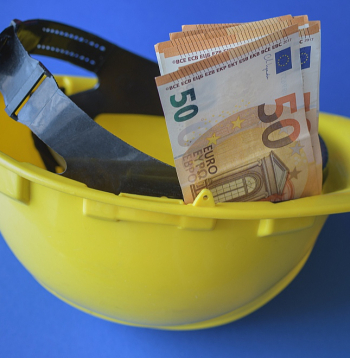 Visas sniegtās ziņas par plānotās būvniecības finansējuma avotiem turpmāk saņems Valsts ieņēmumu dienests, kas salīdzinās būvētāja deklarēto finansējuma avotu ar dienesta rīcībā esošo informāciju par personas ienākumiem.