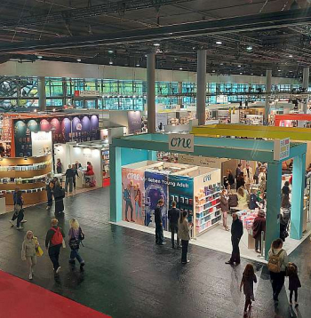 Izstādes raibums un košums – plašs grāmatu piedāvājums.