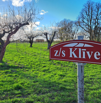 Saimniecībā ir 3 ha ķirši, 3 ha ābeles un 3 ha bumbieres. Mantojumā no vectēva ir apmēram 11 vecās lielās ābeles.