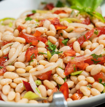 Pupiņu un spinātu salāti.