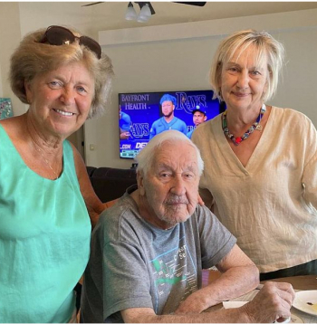 Floridas Sanktpēterburgas Latviešu biedrības pārstāves Māra Prāvs (no kreisās) un Dace Nebare ciemos pie Ilmāra Dzeņa 2023. gada Lieldienās.