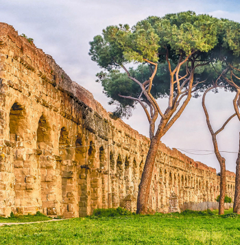 Akvedukta paliekas Romā. Akvedukta paliekas Romā.