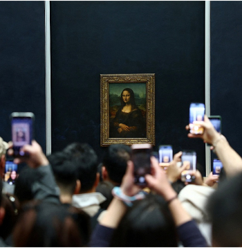 Leonardo da Vinči "Mona Liza" Luvrā tika nozagta 1911. gadā. Tobrīd tā nebija tik slavena glezna kā mūsdienās. Bet intriģējošajam izmeklēšanas procesam dzīvi sekoja līdzi mediji visā pasaulē, kas mākslas darba slavu daudzkāršoja. Kad 1913. gadā gleznu atguva, ļaudis pūļiem plūda uz Luvru Parīzē, lai apskatītu to, par ko iepriekš bija kāri lasījuši avīzēs. Attēlā: Pēc 19. oktobra laupīšanas Luvra šonedēļ uz dažām dienām apmeklētājiem tika slēgta, bet pēc atvēršanas trešdien, 22. oktobrī, tūristu pūļi atkal drūzmējās pie "Monas Lizas", lai savos telefonos iemūžinātu noslēpumaino Džokondas smaidu.