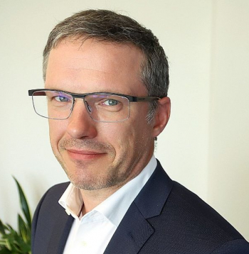 Sandis Jansons, AS "Sadales tīkls" valdes priekšsēdētājs: "Saprašanās memorands ļaus oficiāli nostiprināt sadarbību starp Baltijas valstu elektrosadales sistēmas operatoriem. Ja tīklā rodas plaša mēroga bojājumi, koordinēta pārrobežu sadarbība to novēršanai ir īpaši būtiska."