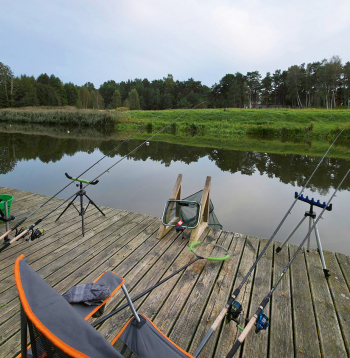 Pie ūdens ierodos, kad ārā vēl ir gaišs, lai laikus sakārtotu “staciju”, kurā tad parkošu breksi. 