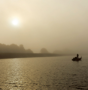 Burvīgs rudens rīts uz ūdens.