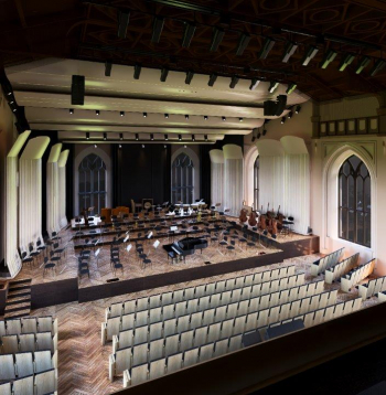 Lielās ģildes lielajā zālē taps jauni akustiskie risinājumi. Zāle no balkona.
