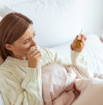 Klasiski iesnas sākas ar deguna aizlikumu, spiedošu sajūtu galvā, šķaudīšanu, acu asarošanu, ožas traucējumiem. Klasiski iesnas sākas ar deguna aizlikumu, spiedošu sajūtu galvā, šķaudīšanu, acu asarošanu, ožas traucējumiem.