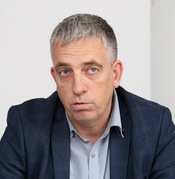 Gaļas liellopu audzētāju biedrības valdes priekšsēdētājs Raimonds Jakovickis: "Eiropas Savienības vēlme glābt Amazones mūžamežus vai Indonēzijas mangrovju audzes nozīmē to, ka visiem Eiropas zemniekiem tagad būs jāraksta papīru kalni, pierādot, ka viņu gaļa nav saražota atmežotās platībās. Runa ir par simtiem stundu bezjēdzīga darba katru gadu."