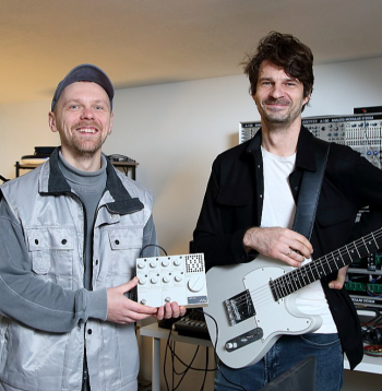 "Esam iecerējuši ar laiku uzbūvēt lielāku uzņēmumu un ieiet arī citās elektronisko mūzikas instrumentu tirgus nišās. Mūsu ambīcija ir pēc pieciem līdz septiņiem gadiem kļūt par vienu no vadošajiem Eiropas ģitāras pedāļu ražošanas uzņēmumiem, kura apgrozījums sasniedz padsmit miljonus eiro gadā," neslēpj "Mentha Works" līdzīpašnieki Matīss Tazāns un Toms Lazdovskis.