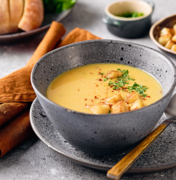 Ceptu kartupeļu un ķiploku zupa.