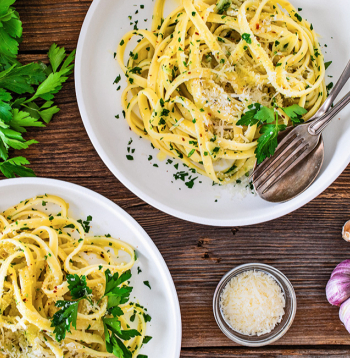 Krēmīgi makaroni ar ķiplokiem. Krēmīgi makaroni ar ķiplokiem.