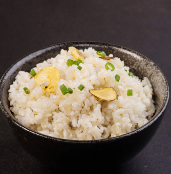 Rīsi ar ķiplokiem japāņu gaumē.