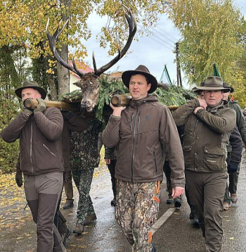 Pasākums sākās ar emocionālu gājienu, kurā tika nests medījums un skanēja medību ragu mūzika – cieņas apliecinājums dzīvniekam un medību tradīcijām.