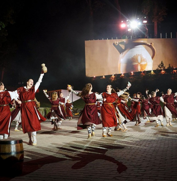 Skats no koncertuzveduma "Māls" (idejas autore un režisore – Inga Cipe, scenogrāfs – Didzis Jaunzems, mūzikas autori – Haralds Sīmanis, Mārtiņš Miļevskis, Laura Jēkabsone, Kaspars Bārbals, mākslinieciskais vadītājs – Reinis Rešetins), kas šovasar daudziem cēsniekiem lika justies "lepniem par vietu un laiku, kurā dzīvojam". Skats no koncertuzveduma "Māls" (idejas autore un režisore – Inga Cipe, scenogrāfs – Didzis Jaunzems, mūzikas autori – Haralds Sīmanis, Mārtiņš Miļevskis, Laura Jēkabsone, Kaspars Bārbals, mākslinieciskais vadītājs – Reinis Rešetins), kas šovasar daudziem cēsniekiem lika justies "lepniem par vietu un laiku, kurā dzīvojam".