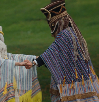 Kristas Burānes dokumentālajā filmā "Visi putni skaisti dzied" aktieri Elīza Dombrovska, Artūrs Čukurs, Anna Klišāne, Rūta Dišlere un Armands Siliņš-Bergmanis, tērpti Pamelas Butānes dizainētos tērpos, personalizē katru putnu, ļaujot iepazīt un iejusties katrā arī individuāli.