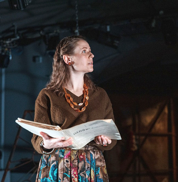 Sanitu Paulu juristes Ritas Aksenokas lomā vada gribasspēks un emocionāla jauda. Sanitu Paulu juristes Ritas Aksenokas lomā vada gribasspēks un emocionāla jauda.