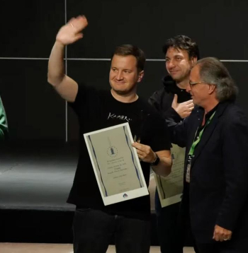 Latvijas jauniešu kora "Kamēr..." mākslinieciskais vadītājs un diriģents Jurģis Cābulis Tolosā, saņemot Eiropas koru "Grand Prix" balvu. Latvijas jauniešu kora "Kamēr..." mākslinieciskais vadītājs un diriģents Jurģis Cābulis Tolosā, saņemot Eiropas koru "Grand Prix" balvu.