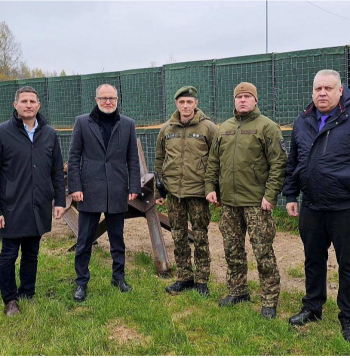 Ludzas novada domes priekšsēdētājs Edgars Mekšs (no kreisās), aizsardzības ministrs Andris Sprūds ar militārpersonām Opuļu robežapsardzības punktā.