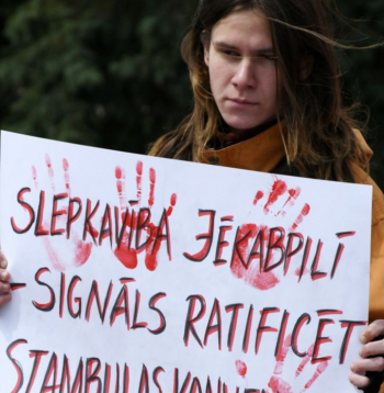Stambulas konvenciju Latvijas parlaments ratificēja 2023. gada rudenī. Iespējams, tajā vasarā un rudenī par ratificēšanu tik daudz nerunātu, ja vien nebūtu notikusi traģēdija Jēkabpilī, kas satrieca visu Latvijas sabiedrību. Attēlā: piketētājs Daugavpilī 2023. gada 2. maijā piedalās akcijā par Stambulas konvencijas ratifikāciju.