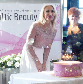 Izstādes "Baltic Beauty" vadītāja Kristīne Čerņavska (no kreisās) un izstādes "Baltic Beauty" sadaļas "Matu skaistuma pasaule" vadītāja Irina Jevsejeva piedalās preses konferencē, kurā informē par izstādi "Baltic Beauty 2025".