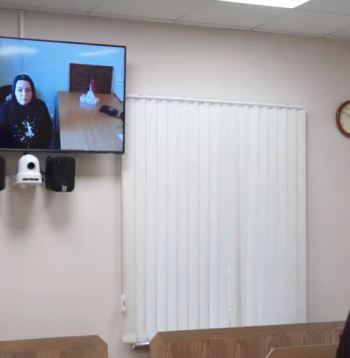 Sandra Reinikova piedalās tiesas sēdē. 