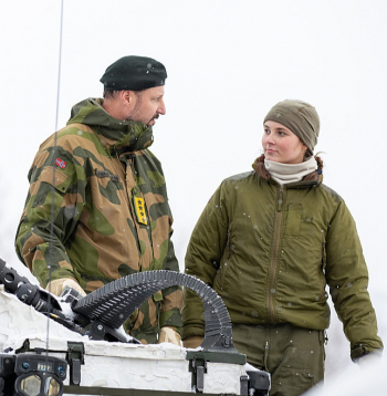 Norvēģijas kroņprincis Hokons apmeklē militārās mācības "Joint Viking 2025" Ziemeļnorvēģijā, kur piedalījās arī Norvēģijas princese Ingrida Aleksandra, pildot 15 mēnešus ilgo valsts aizsardzības dienestu.