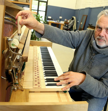 "Dzīves galvenā jēga ir būt noderīgam cilvēkiem," saka klaviermeistars Dāvids Kļaviņš, "ja spēju būvēt skaistas klavieres, kas iepriecina gan pianistus, gan klaviermūzikas klausītājus, tad tas ir mans piepildījums un par to varu būt gandarīts."