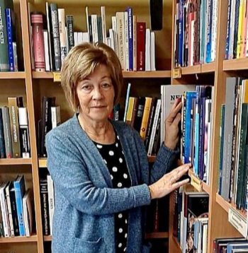 Salaspils bibliotēkas lasītavas vadītāja Maruta Birzniece. Salaspils bibliotēkas lasītavas vadītāja Maruta Birzniece.