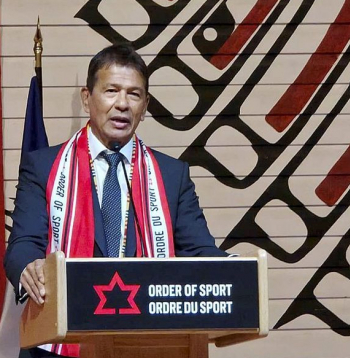 Bijušais Latvijas hokeja izlases galvenais treneris Teds Nolans uzstājas ar runu Kanādas Sporta slavas zāles jauno dalībnieku uzņemšanas ceremonijā.