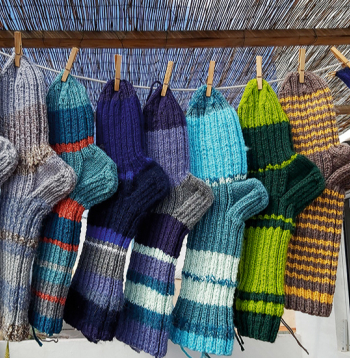 Rokdarbnieces Sandras Eglītes adītās zeķes Ukrainas karavīriem.