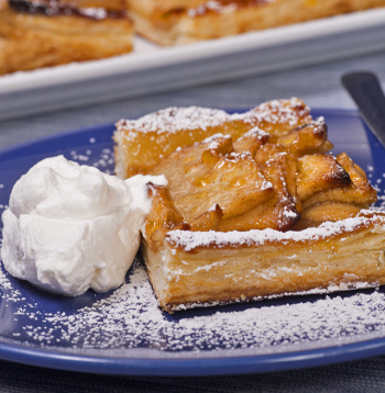 Kārtainās mīklas un ābolu terte.