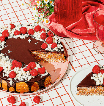 Vafeļkūka ar iebiezināto pienu.