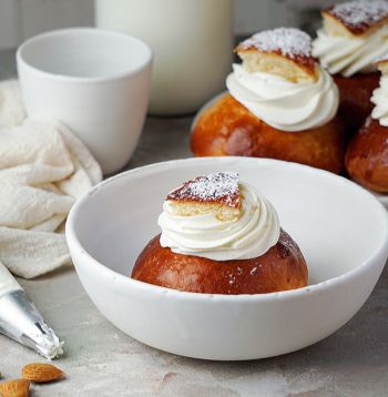 Krēmmaizītes 'Semla'. Krēmmaizītes 'Semla'.