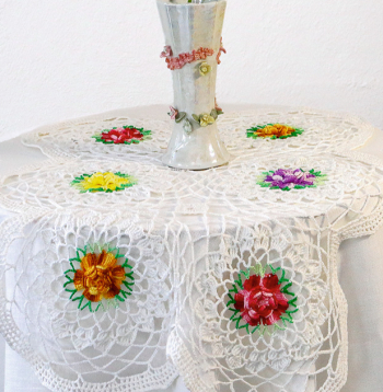 Tamborēts galdauts.