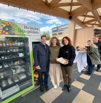 Pašapkalpošanās ledusskapja atklāšanas dienā šāgada 11. oktobrī ar pircējiem tikās arī LPKS Provinces produkti valdes locekles Agnese Štencele (no labās), Aneta Rulle, kurām līdzās ir LLKA izpilddirektors Rolands Feldmanis.