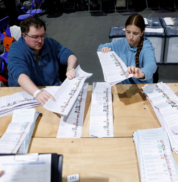 Īrijā vēlētājs iecirknī parasti saņem garu papīra strēmeli, uz kura ir visi kandidāti, kurus viņš var sarindot vēlamajā kārtībā. Arī saskaitīt rezultātus nav viegli – tas ilgst piecas dienas.