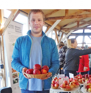 Dārzkopības institūta zinātniskais asistents Dāniels Udalovs.