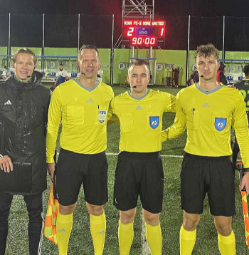 Vēsturisks brīdis Gudermaņu ģimenē un Latvijas futbolā – pirmo reizi Nākotnes jeb pēc spēka otrās līgas spēli tiesā tēvs un dēls. Attēlā no kreisās Artemijs Judins, Haralds Gudermanis, Kārlis Rozītis un Gustavs Gudermanis. Vēsturisks brīdis Gudermaņu ģimenē un Latvijas futbolā – pirmo reizi Nākotnes jeb pēc spēka otrās līgas spēli tiesā tēvs un dēls. Attēlā no kreisās Artemijs Judins, Haralds Gudermanis, Kārlis Rozītis un Gustavs Gudermanis.