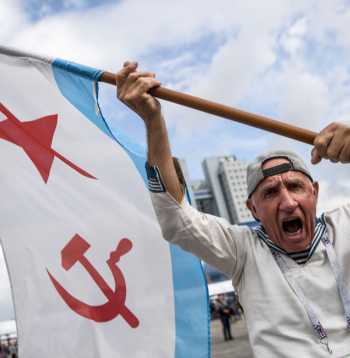 Krievijas pilsētā Kaļiņingradā futbola līdzjutējs vicina PSRS jūras kara flotes karogu. Kēnigsberga savulaik bija prūšu pilsēta, kas pēc Otrā pasaules kara nonāca PSRS kontrolē un tika
pārkrieviskota. Kēnigsbergas apgabalā joprojām atrodas Krievijas Baltijas jūras kara flotes štābs.