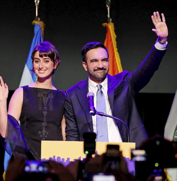 Ņujorkas mēra vēlēšanu uzvarētājs Zohrans Mamdani ar sievu Ramu Duvadži vēlēšanu naktī. Ņujorkas mēra vēlēšanu uzvarētājs Zohrans Mamdani ar sievu Ramu Duvadži vēlēšanu naktī.