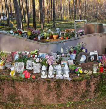 Piemineklis visiem mirušajiem ķepaiņiem – milzīgs dzirnakmens un atraisīta kaklasiksna, kas simboliski norāda, ka dzīvnieciņš tiek palaists brīvībā uz citiem medību laukiem.