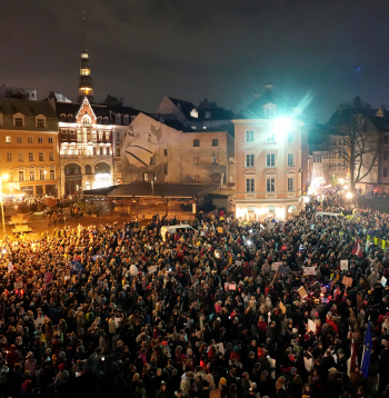 Doma laukumā notiek protests "Nosargāsim Māti Latviju" pret izstāšanos no Eiropas Padomes Konvencijas par vardarbības pret sievietēm un vardarbības ģimenē novēršanu un apkarošanu (Stambulas konvencijas).