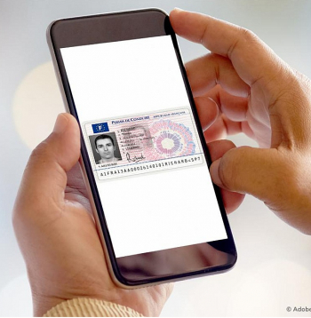 Par galveno vadītāja apliecības formātu ES pakāpeniski kļūs viedtālrunī pieejama digitālā vadītāja apliecība.