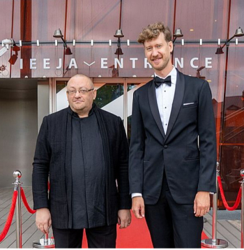 Valdes priekšsēdētājs Timurs Tomsons (no labās) un mākslinieciskais vadītājs Orests Silabriedis droši stūrē Liepājas "Lielo dzintaru" labāko Eiropas koncertzāļu virzienā.