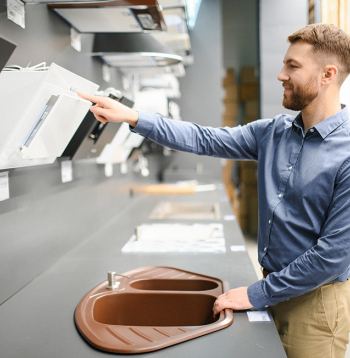 Iebūvējams tvaiku nosūcējs ar izvirzāmu korpusu.