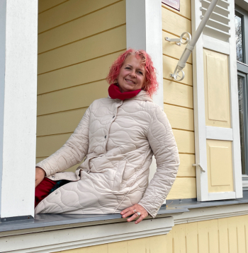 Draugi apgalvo, ka Ilva Mieze ar savu māju ir tā saaugusi, ka pat nespēj
viņu iedomāties citā vidē. Saimniece piebilst, ka nams prasa arī daudz pūļu