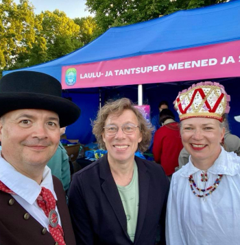 Artis Puriņš ar igauņu dejotājiem.